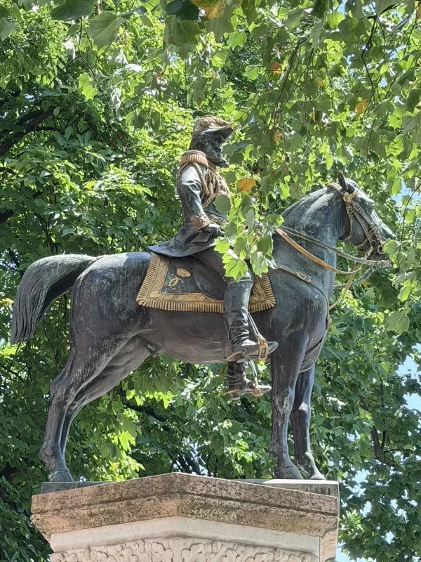 Конная статуя в квартале Каруж в Женеве