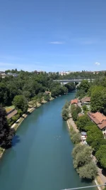 Река Ааре и зелёные берега Берна, вид с высоты